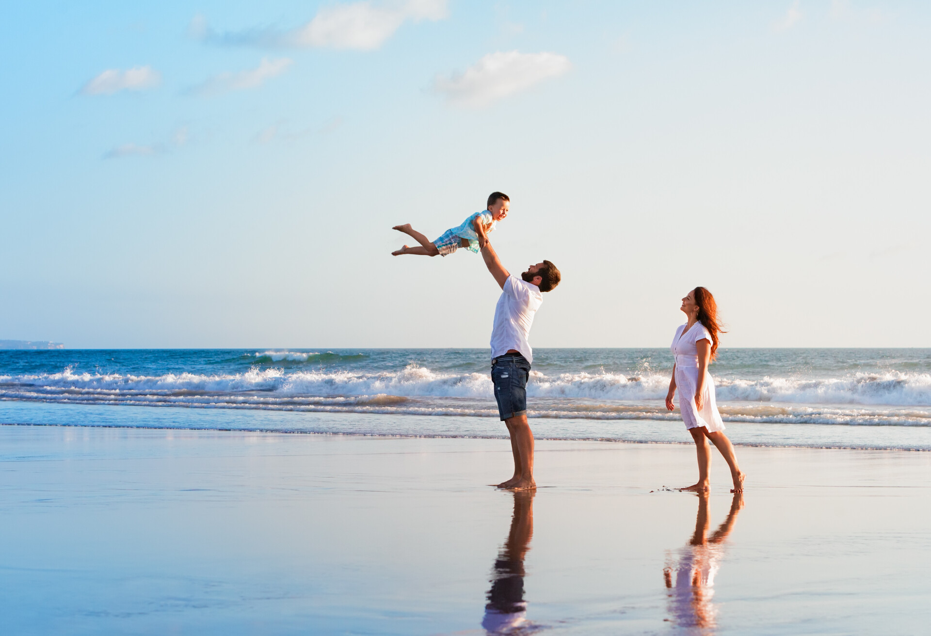 Uma família com crianças desfruta das férias na ilha.