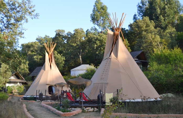 As tendas tipi do Aterra são das melhores para glamping no Alentejo