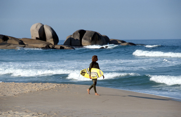 Apanha sol, faz surf, ou relaxa nas 40 praias à volta da ilha de Florianópolis, como aqui na Praia Mole 