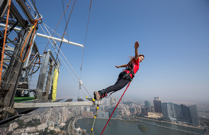 1, 2, 3, salta! Uma experiência única de bungee jumping a partir da Torre de Macau, o bungee mais alto do mundo 