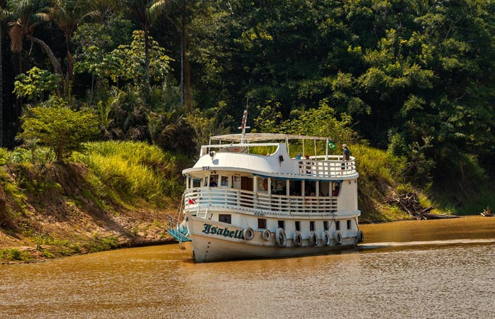  Navegando até Santarém durante um cruzeiro aventuroso pelo Rio Amazona 