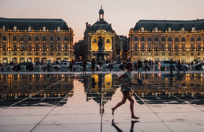  A bonita Place de la Bourse de Bordéus refletida num espelho de água 