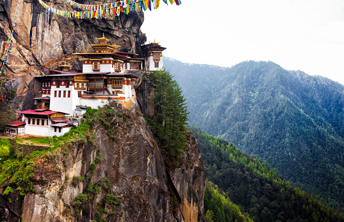 O Mosteiro de Taktsang situa-se na encosta de uma falésia no vale de Paro no Butão 