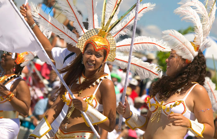 Adquiridas as plumas e purpurina, segue o Desfile do Festival Caribana 