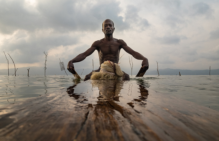 Com o John, um pescador Ashanti, no lago sagrado Crater Lake (Bosumtwi, Gana). 