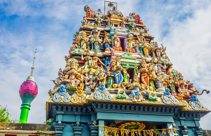 Por trás deste templo hindu podemos ver a Torre Lotus em Colombo