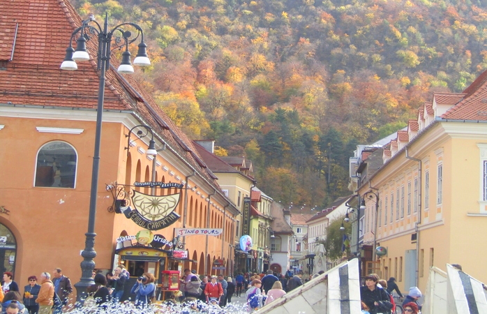 A gira cidade de Brasov.