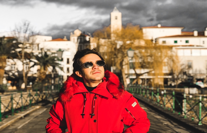 Manuel a passear na ponte de Mirandela.