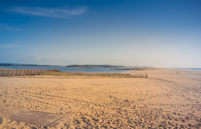 Não muito longe da Praia do Monte Velho, encontras também a linda praia da Costa de Santo André.