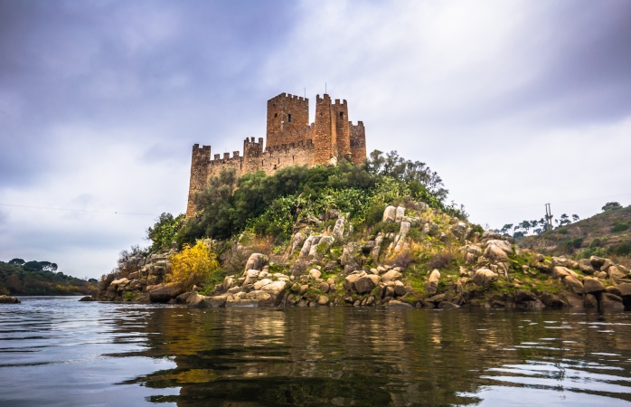 A cerca de 20 minutos de Abrantes, consegues visitar o charmoso Castelo de Almourol.