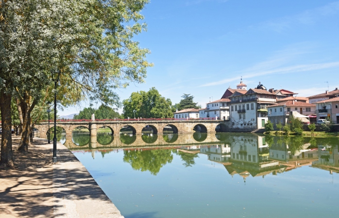 Passeia pela charmosa Ponte de Trajano em Chaves.