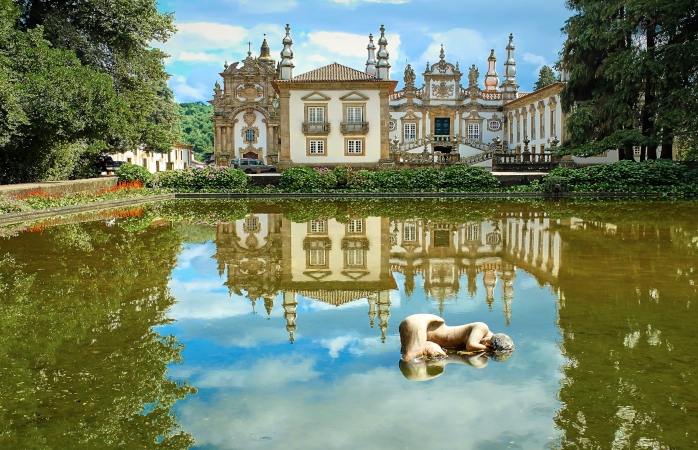 Aproveita e visita a impressionante Casa de Mateus.