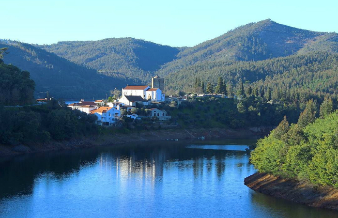 A charmosa Vila de Dornes ao entardecer