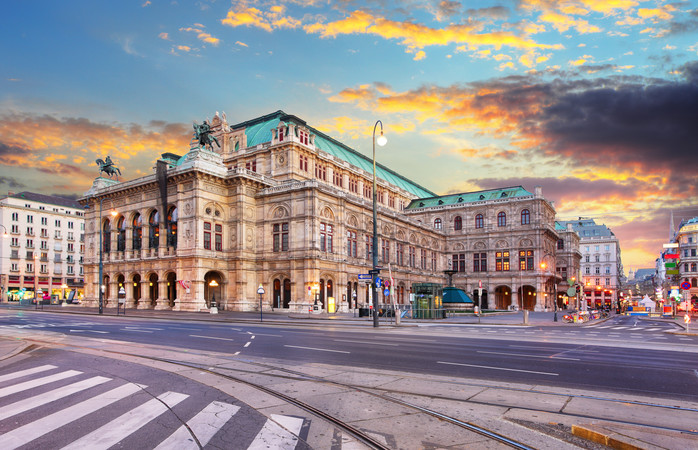 A Ópera de Viena durante o por do sol. 