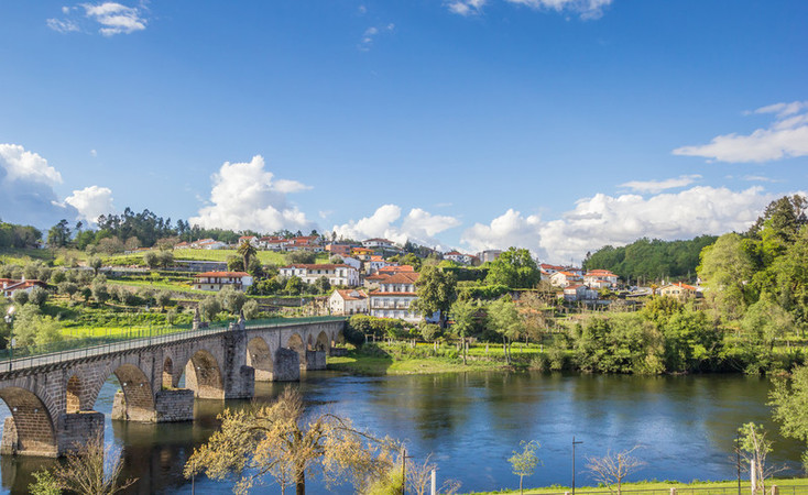 Atravessa a ponte do séc. XV sobre o Rio Lima para chegares a Ponte da Barca