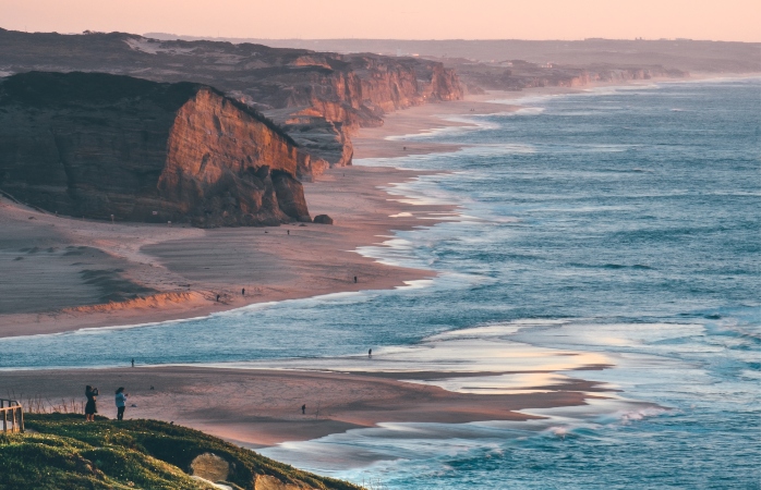 Aproveita a viagem para veres as cores do por do sol na Foz do Arelho.