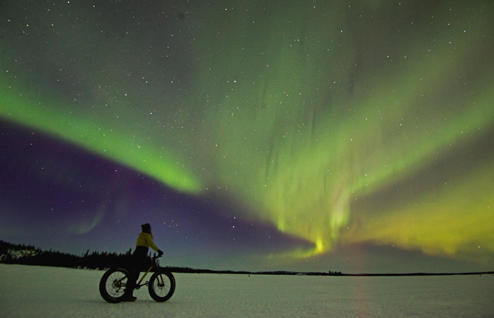  Pega numa bicicleta de pneus grossos no Blachford Lake Lodge e pedala sob as Luzes do Norte 