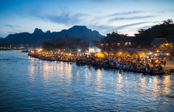 Gostas de atividades ao ar livre em barcos e lagoas estonteantes segue para Vang Vieng para o Ano Novo.