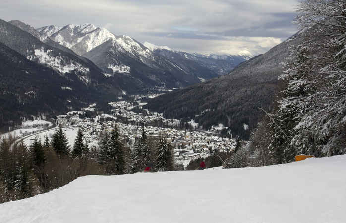 A vista de cima de Kranjska Gora e dos Alpes na Eslovénia.