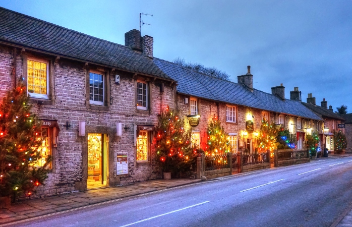  Aldeia pequena, muitas árvores de Natal – Castleton, Inglaterra 