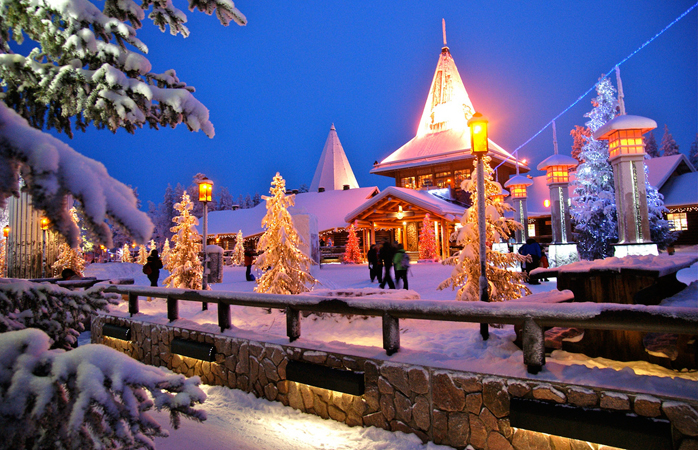 The Santa Claus Holiday Village à noite