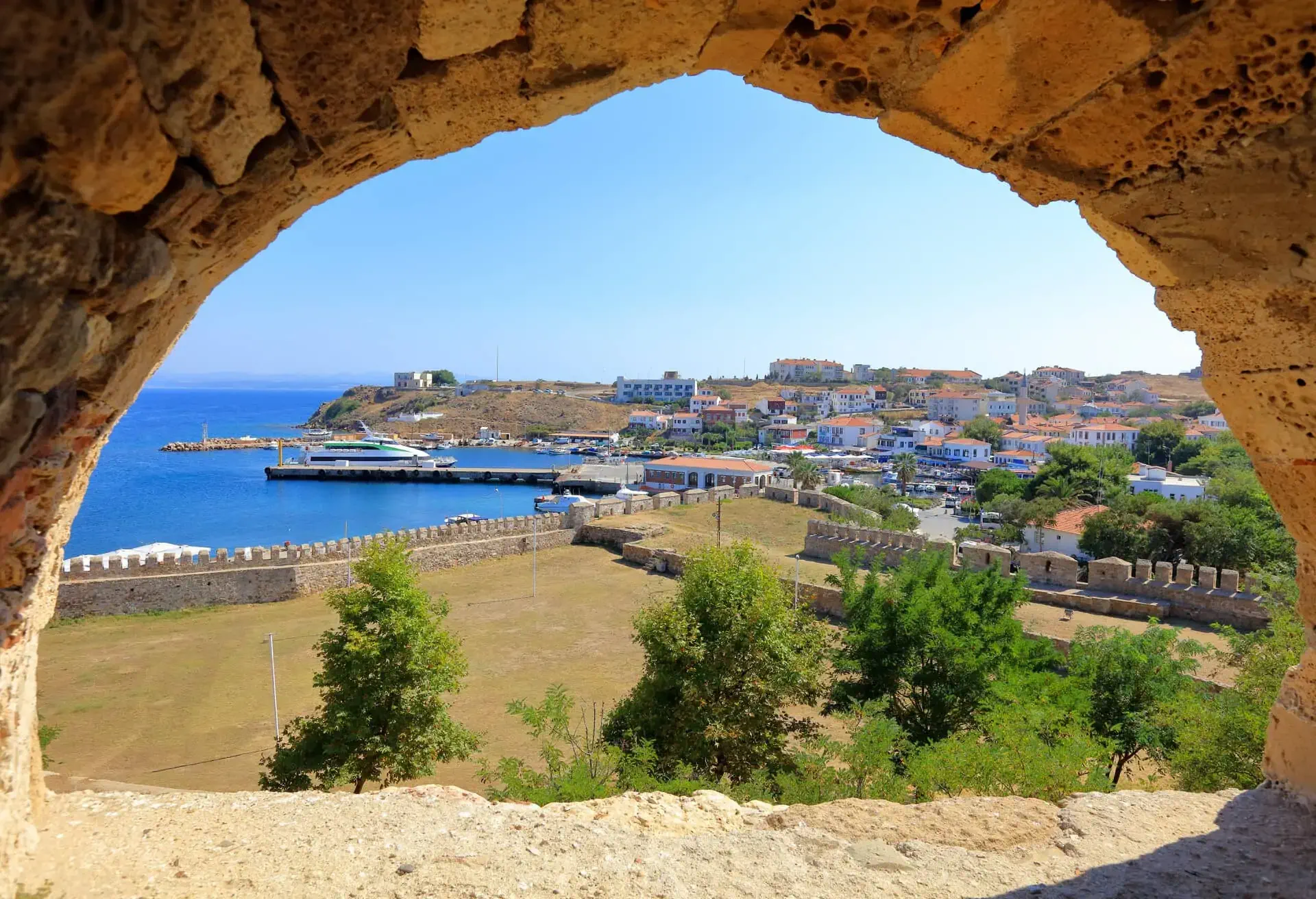 Vista do castelo de Tenedo na ilha de Bozcaada, na Turquia.