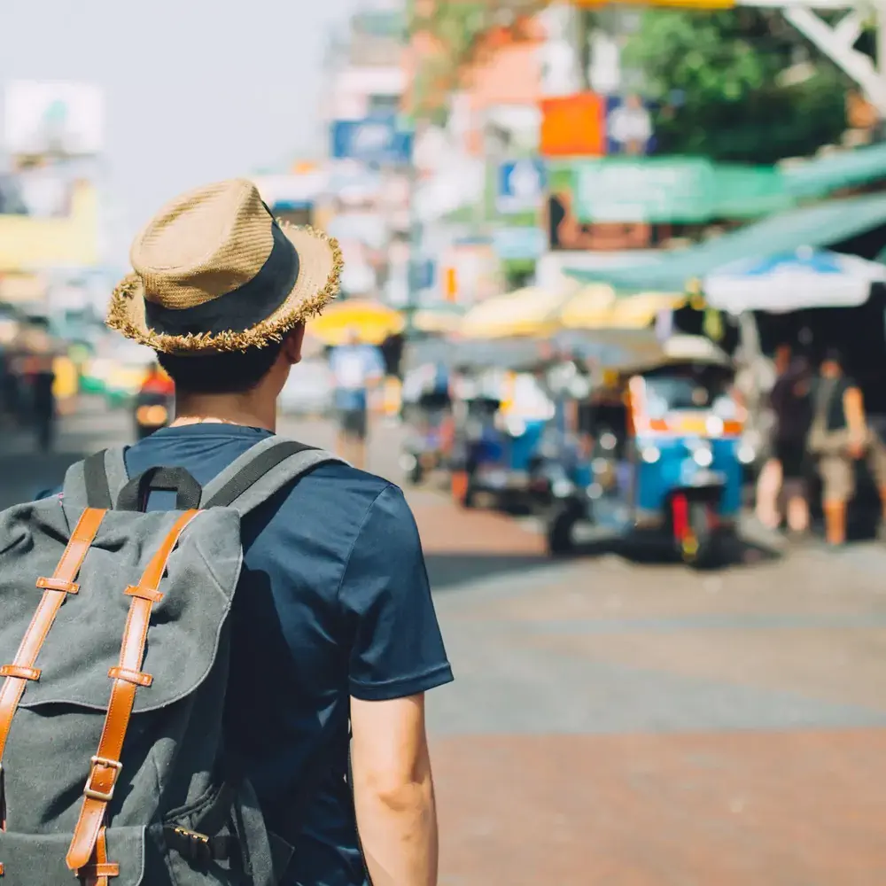Viajar sozinho pode trazer-te imensas experiências boas.