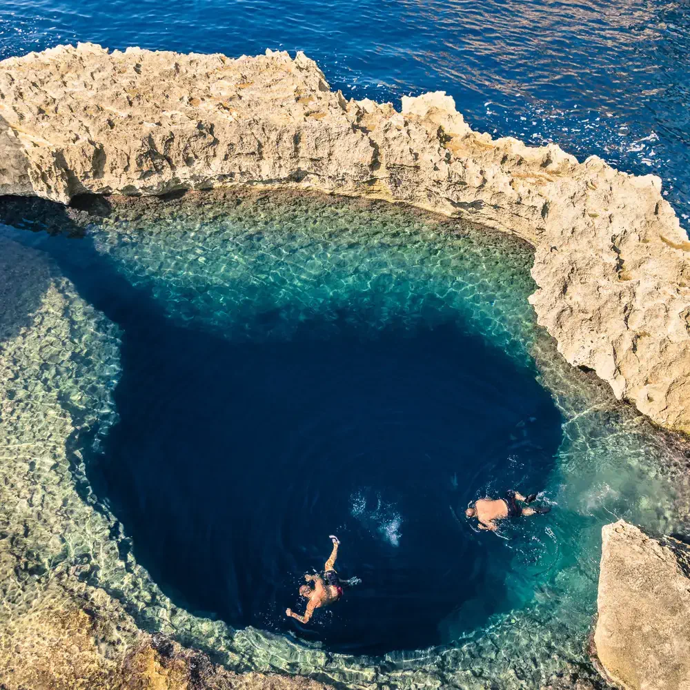 Visita o buraco azul na mundialmente conhecida Janela Azul em Malta.
